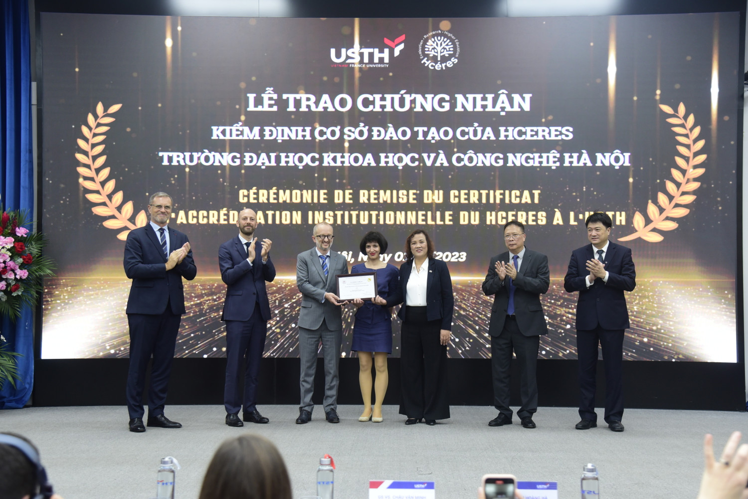 Ban Giám hiệu USTH nhận chứng nhận kiểm định từ HCERES trước sự chứng kiến của Bộ trưởng Bộ chuyển đổi và Công vụ Cộng hòa Pháp Stanislas Guerini, Đại sứ Pháp tại Việt Nam Olivier Brochet Ban Giám hiệu USTH nhận chứng nhận kiểm định từ HCERES trước sự chứng kiến của Bộ trưởng Bộ chuyển đổi và Công vụ Cộng hòa Pháp Stanislas Guerini, Đại sứ Pháp tại Việt Nam Olivier Brochet
