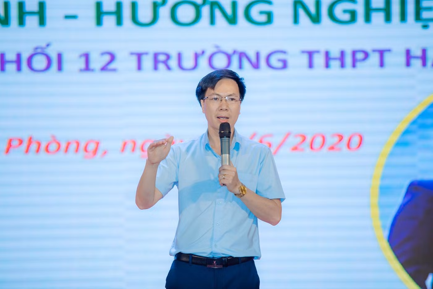 Thầy giáo Phạm Anh Phong, Hiệu trưởng Trường Trung học phổ thông Hàng Hải (Hải Phòng) (Ảnh: PAP) Thầy giáo Phạm Anh Phong, Hiệu trưởng Trường Trung học phổ thông Hàng Hải (Hải Phòng) (Ảnh: PAP)