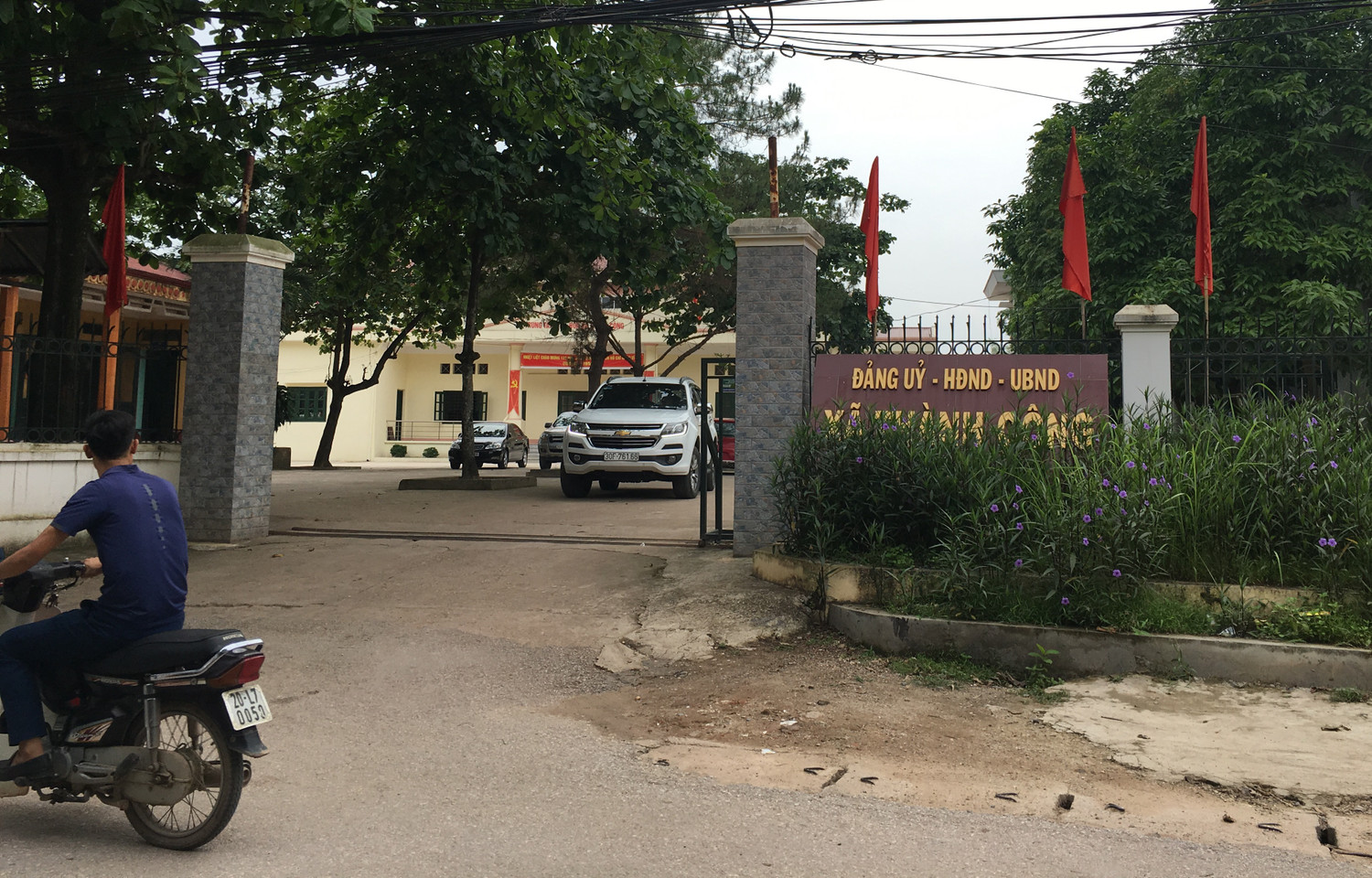 Từ 1/7, ông Dương Văn Chúc không còn làm quyền Chủ tịch Ủy ban nhân dân xã Thành Công. Ảnh: Vũ Phương. Từ 1/7, ông Dương Văn Chúc không còn làm quyền Chủ tịch Ủy ban nhân dân xã Thành Công. Ảnh: Vũ Phương.