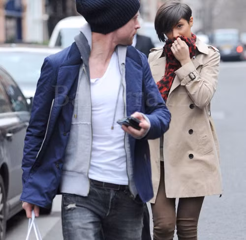 Có cô ca sĩ trẻ Frankie Sandford ở bên, Wayne Bridge hẳn đã quên hẳn chuyện buồn bị cả bạn thân Terry và bạn gái cũ Vanessa Perroncel phản bội. Có cô ca sĩ trẻ Frankie Sandford ở bên, Wayne Bridge hẳn đã quên hẳn chuyện buồn bị cả bạn thân Terry và bạn gái cũ Vanessa Perroncel phản bội.