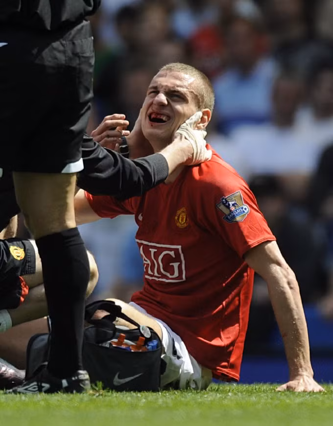 Trung vệ Nemanja Vidic khá đau sau một pha va chạm với Didier Drogba.
