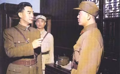 Lục Tiểu Linh Đồng tạo hình Chu Ân Lai phim “1939 – Ân Lai trở lại quê hương”. Lục Tiểu Linh Đồng tạo hình Chu Ân Lai phim “1939 – Ân Lai trở lại quê hương”.
