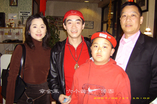 Năm 2007, Lục Tiểu Linh Đồng cùng đoàn phim “Trung Hoa tình” của đài CCTV có chuyến thăm tới Mỹ, ông gặp gia đình nữ diễn viên Vương Linh Hoa (vai Hạnh Tiên) ở San Fransico.