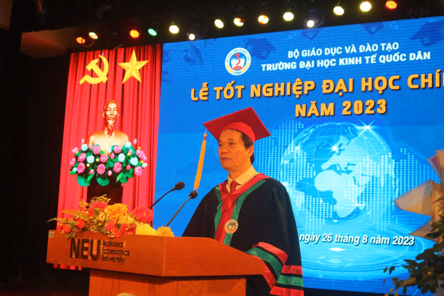 Hiệu trưởng Trường Đại học Kinh tế Quốc dân -thầy Phạm Hồng Chương nhắn nhủ tới các tân cử nhân.