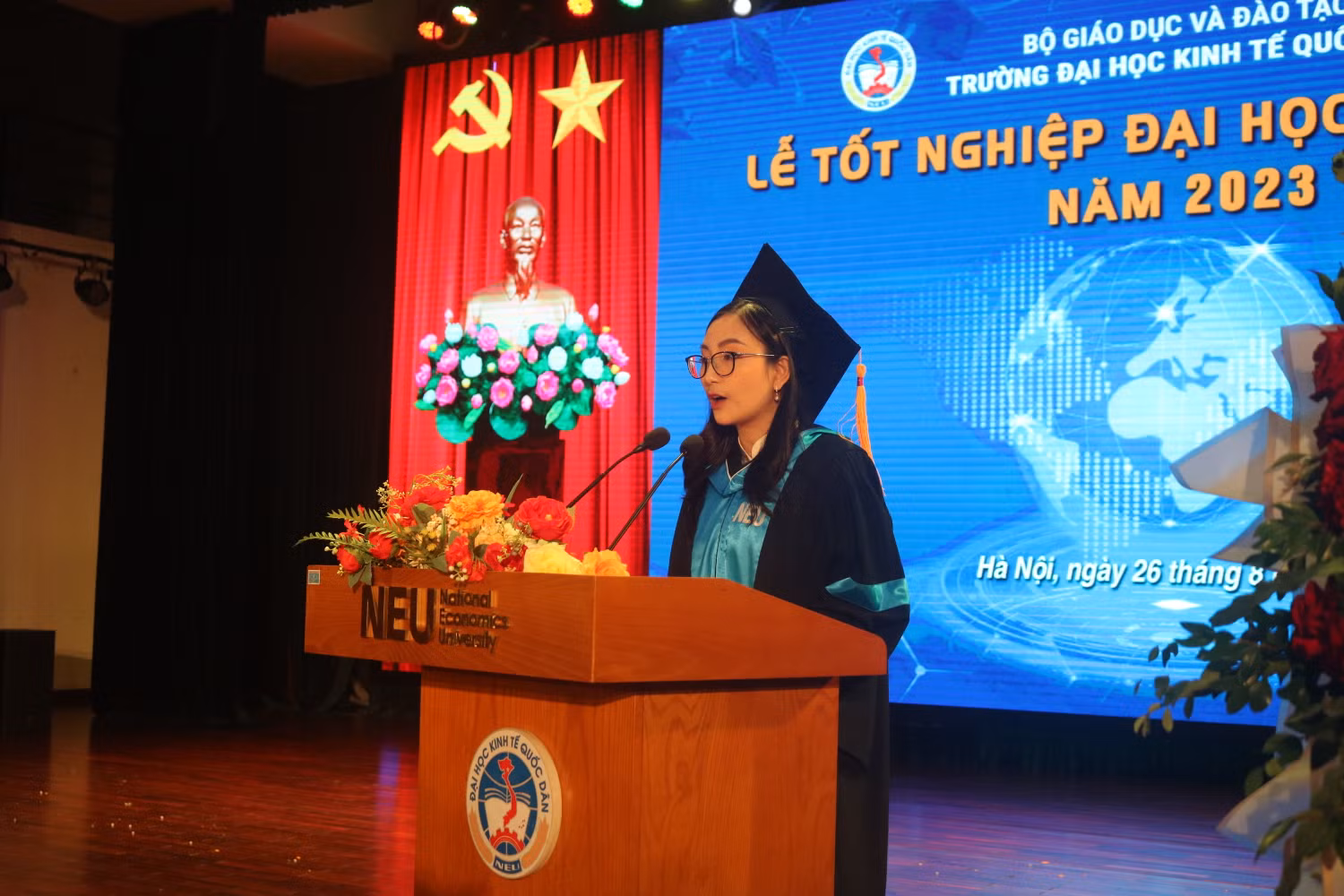 Trần Anh Ngọc đại diện cho gần 5000 sinh viên Trường Đại học Kinh tế Quốc dân phát biểu tri ân trong buổi lễ tốt nghiệp.