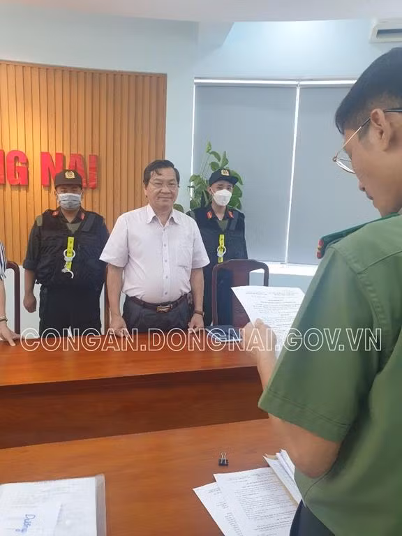 Cơ quan An ninh điều tra tống đạt Quyết định Khởi tố bị can và thi hành Lệnh bắt bị can để tạm giam đối với bị can Trần Minh Hùng - nguyên Hiệu trưởng Trường Đại học Đồng Nai. Ảnh: Trang thông tin điện tử Công an tỉnh Đồng Nai