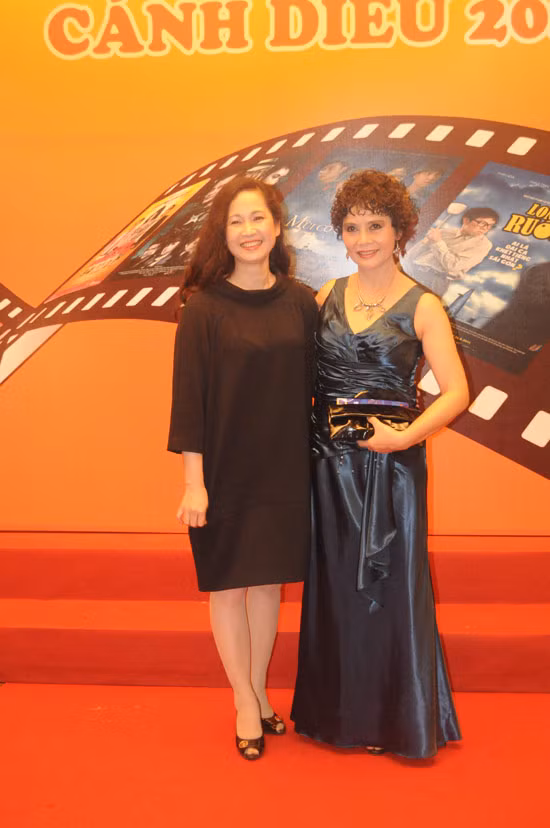 Hai quý bà của showbiz việt: đẹp rạng ngời mà không chói lóa. (Ảnh: xzone) Xem thêm: Thời trang sao Việt/ Bộ sưu tập váy xinh chào hè 2012.