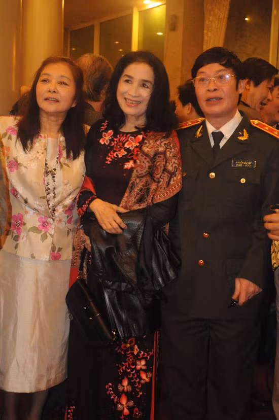 NSND Trà Giang và các bạn đồng nghiệp. Nữ diễn viên tài năng vẫn giữ được những nét đẹp mặn mòi, quý phái. (Ảnh: xzone) Xem thêm: Thời trang sao Việt/ Bộ sưu tập váy xinh chào hè 2012.