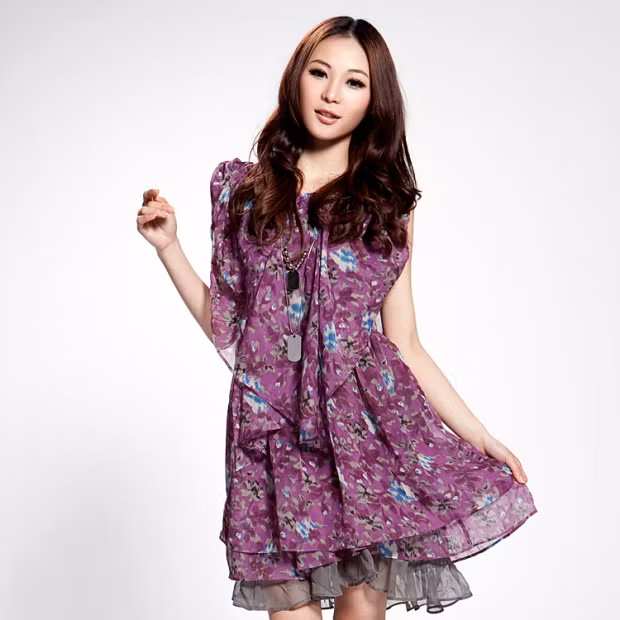 Dễ thương với váy hoa tím nhẹ nhàng, thanh lịch. Bạn có thể diện váy đi đi chơi, đi dạo phố hoặc tới công sở đều hợp. Nhớ trang điểm mắt cùng tông màu nhé/ Xem thêm: Váy xinh chào hè 2012/ Tuyệt đẹp: sơ mi cho quý cô công sở