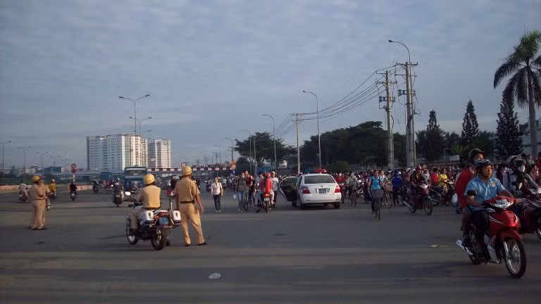 Lực lượng CSGT không cho các phương tiện ra vào khu vực cháy