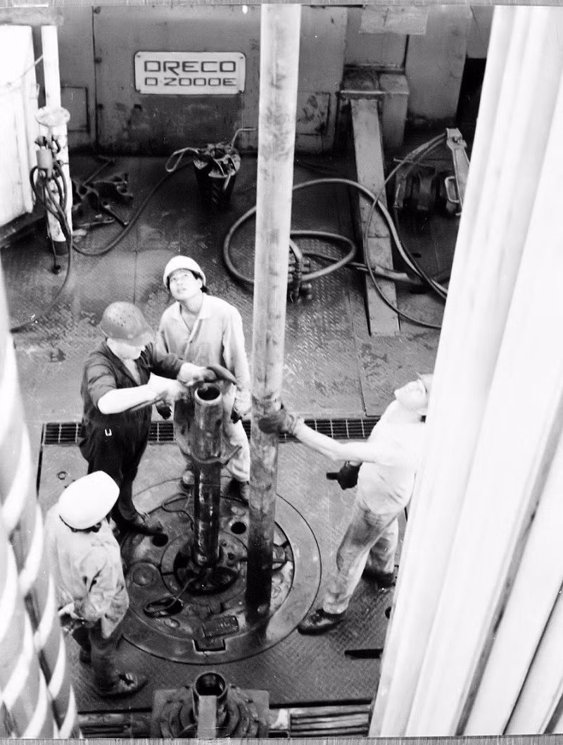 Ngày 6/9/1988 bắt đầu khai thác dầu từ tầng móng mỏ Bạch Hổ, đưa sản lượng những năm sau tăng vọt. Ngày 6/9/1988 bắt đầu khai thác dầu từ tầng móng mỏ Bạch Hổ, đưa sản lượng những năm sau tăng vọt.