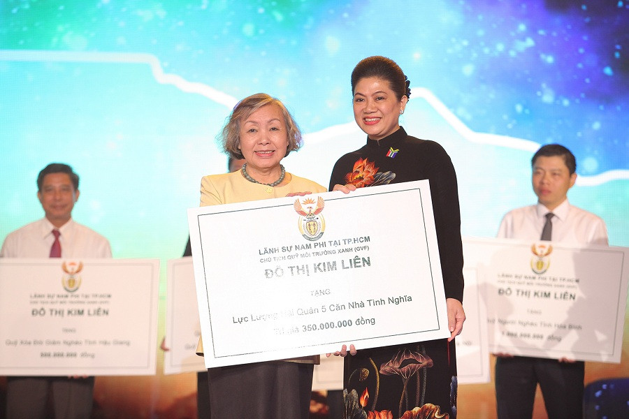 Bà Đỗ Thị Kim Liên tặng nhà tình nghĩa cho lực lượng hải quân.