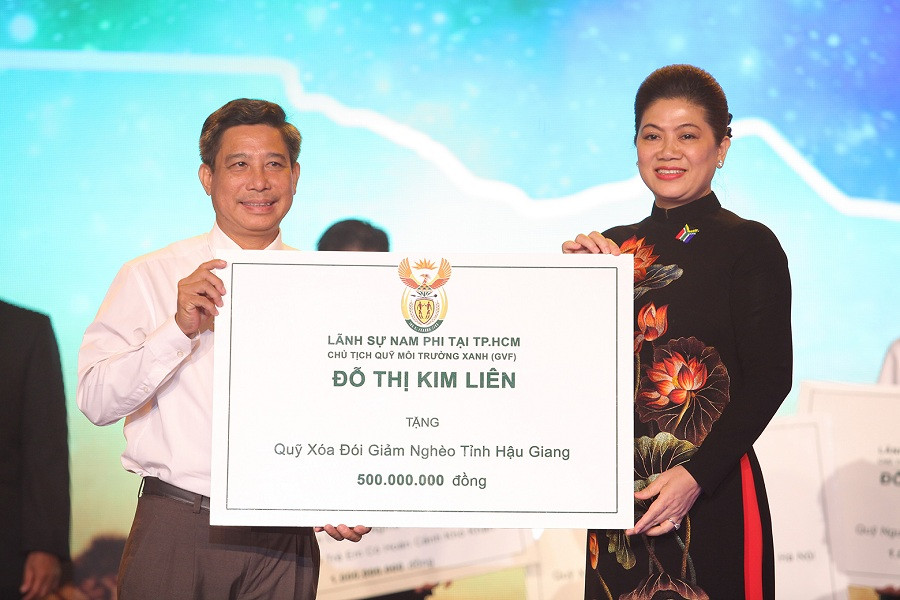 Lãnh sự Đỗ Thị Kim Liên chia sẻ với người nghèo tỉnh Hậu Giang.