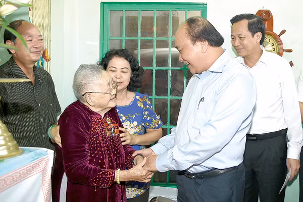 Thủ tướng Nguyễn Xuân Phúc thăm, tặng quà cho Mẹ Việt Nam Anh hùng Võ Thị Ngọ. Ảnh: Quang Hiếu
