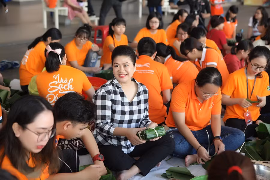Lãnh sự Nam Phi tại Thành phố Hồ Chí Minh - bà Đỗ Thị Kim Liên truyền lửa cho hàng trăm sinh viên gói bánh chưng tặng người nghèo đón Tết. ảnh: Th.T. Lãnh sự Nam Phi tại Thành phố Hồ Chí Minh - bà Đỗ Thị Kim Liên truyền lửa cho hàng trăm sinh viên gói bánh chưng tặng người nghèo đón Tết. ảnh: Th.T.