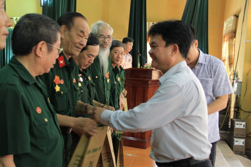 Thứ trưởng Phạm Lê Tuấn thăm các đồng chí cán bộ lão thành tại trung tâm điều dưỡng. ảnh: moh.gov.vn Thứ trưởng Phạm Lê Tuấn thăm các đồng chí cán bộ lão thành tại trung tâm điều dưỡng. ảnh: moh.gov.vn