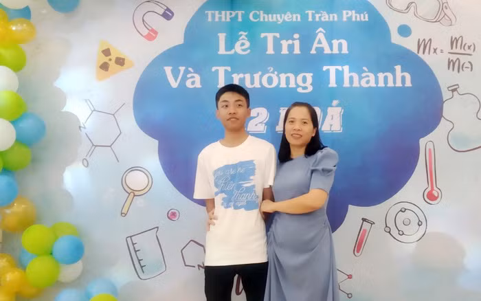 Nguyễn Trung Hải và mẹ chụp ảnh kỷ niệm trong lễ tri ân và trưởng thành tại Trường Trung học phổ thông chuyên Trần Phú (Ảnh: Nhân vật cung cấp) Nguyễn Trung Hải và mẹ chụp ảnh kỷ niệm trong lễ tri ân và trưởng thành tại Trường Trung học phổ thông chuyên Trần Phú (Ảnh: Nhân vật cung cấp)