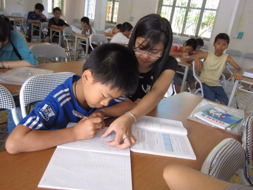 Nguyễn Thị Hoa rất thích tham gia các hoạt động tình nguyện và đã từng đi tình nguyện ở nhiều nơi, từng tham gia tiếp sức mùa thi.