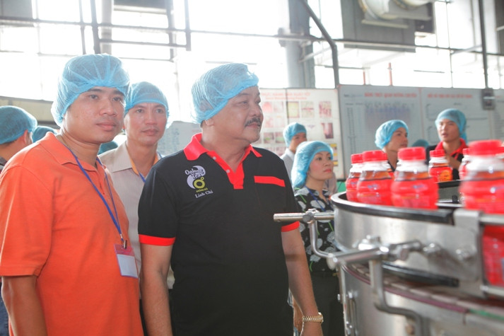 Ông Trần Quý Thanh, Tổng Giám đốc Công ty Tân Hiệp Phát cùng người tiêu dùng tại buổi tham quan dây chuyền, ảnh: THP.