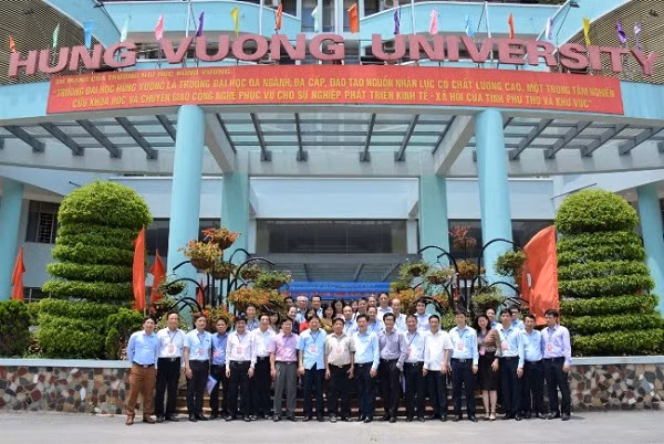 Các đại biểu tham dự Hội thảo chụp ảnh lưu niệm.