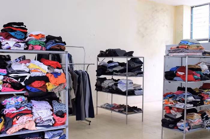 Các gian hàng quần áo được giặt sạch, gấp cẩn thận trước khi trao đến các bạn sinh viên.
