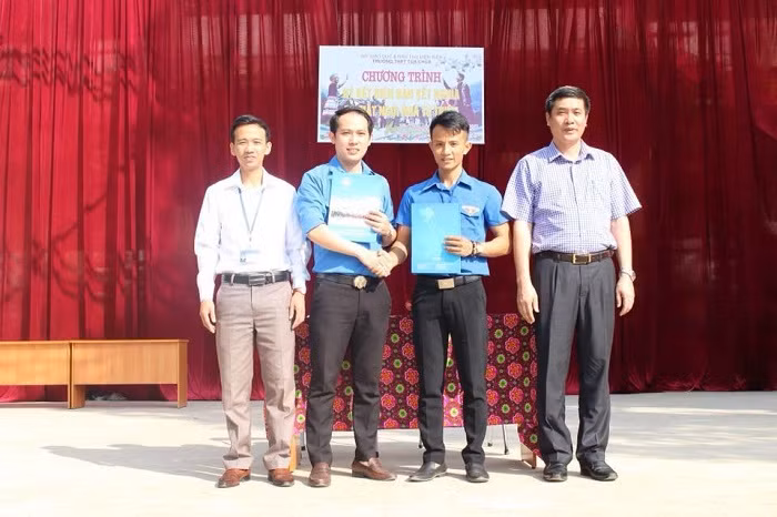 Lễ cắt băng khánh thành ngôi nhà thiện nguyện thứ 2 tại Trung học phổ thông Tủa Chùa.
