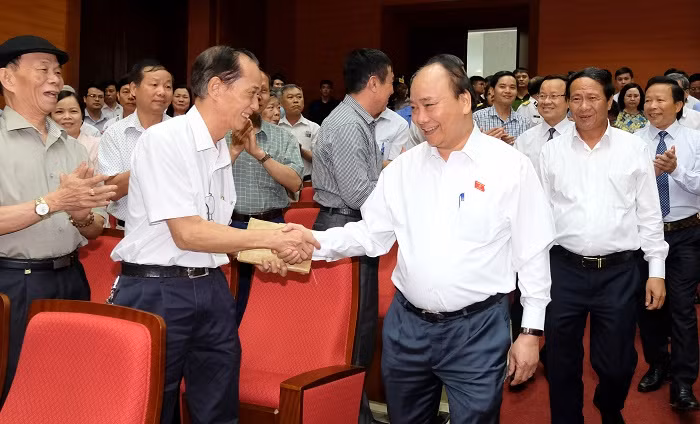 Thủ tướng thăm hỏi cử tri nhân dân quận Hồng Bàng, Thành phố Hải Phòng. Ảnh: VGP.