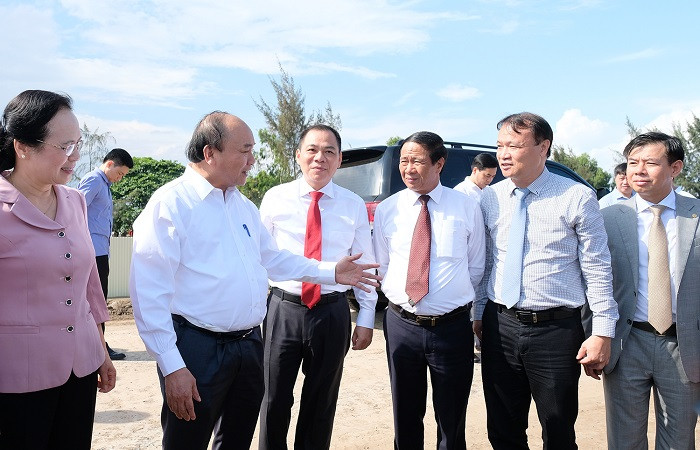 Thủ tướng tham quan công trường xây dựng nhà máy Vinfast. Ảnh: VGP. Thủ tướng tham quan công trường xây dựng nhà máy Vinfast. Ảnh: VGP.
