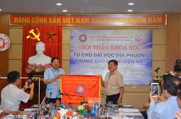 Phó giáo sư, Tiến sĩ Trần Xuân Nhĩ trao cờ luân lưu cho Câu lạc bộ các trường Đại học địa phương.