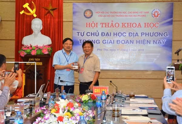 Phó giáo sư, Tiến sĩ Trần Xuân Nhĩ trao con dấu hoạt động cho Câu lạc bộ các trường Đại học địa phương.