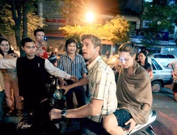 "Vào đây uống trà đá đã Brad Pitt", phải chăng các fan đang muốn nói như vậy?