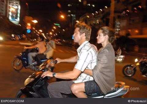 Cánh săn ảnh luôn bám sát họ.