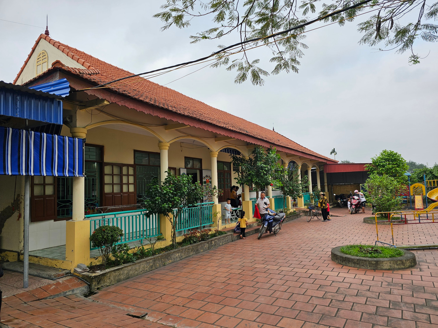 Không đảm bảo về cơ sở vật chất, thiếu giáo viên khiến nhiều cơ sở giáo dục mầm non công lập không đáp ứng hết được nhu cầu gửi trẻ của công nhân, người lao động (Ảnh: Phạm Linh) Không đảm bảo về cơ sở vật chất, thiếu giáo viên khiến nhiều cơ sở giáo dục mầm non công lập không đáp ứng hết được nhu cầu gửi trẻ của công nhân, người lao động (Ảnh: Phạm Linh)