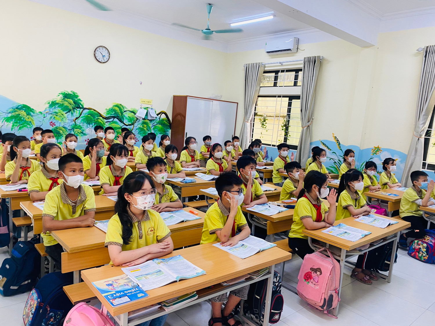 100% học sinh Trường Tiểu học Quang Trung, thành phố Uông Bí, Quảng Ninh đeo khẩu trang khi ở trường (Ảnh: Phạm Linh) 100% học sinh Trường Tiểu học Quang Trung, thành phố Uông Bí, Quảng Ninh đeo khẩu trang khi ở trường (Ảnh: Phạm Linh)