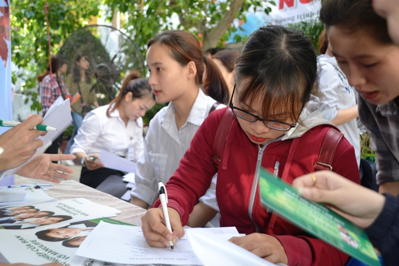 Hàng ngàn sinh viên tham gia ngày hội để tìm kiếm cơ hội công việc ở các doanh nghiệp. Ảnh: TT