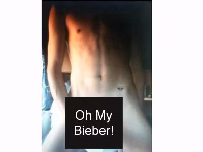 Bức hình này bị tung lên mạng và bị cho là của Justin Bieber khi cũng có hình xăm con chim nhỏ ở phía bụng trái.