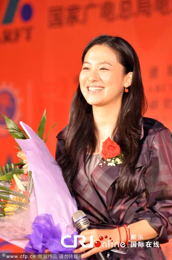 Nữ diễn viên Thẩm Ngạo Quân (tên thật là Triệu Vy) là người Mãn, tỉnh Cáp Nhĩ Tân.