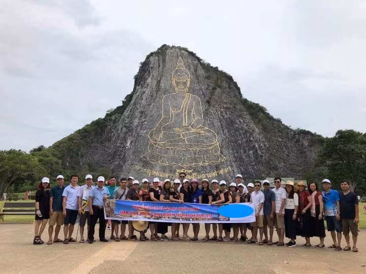 Lãnh đạo, chuyên viên Phòng Giáo dục và Đào tạo Thuận Thành, hiệu trưởng các trường mầm non, tiểu học, trung học cơ sở đi tham quan, học tập kinh nghiệm tại Thái Lan cùng bà Hương (ngoài cùng bên trái), giám đốc đơn vị cung cấp thực phẩm Hương Thành. Ảnh: NVCC. Lãnh đạo, chuyên viên Phòng Giáo dục và Đào tạo Thuận Thành, hiệu trưởng các trường mầm non, tiểu học, trung học cơ sở đi tham quan, học tập kinh nghiệm tại Thái Lan cùng bà Hương (ngoài cùng bên trái), giám đốc đơn vị cung cấp thực phẩm Hương Thành. Ảnh: NVCC.