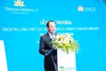 Ông Lê Hồng Hà, Phó tổng Giám đốc Vietnam Airlines được cho là chỉ đạo lùi giờ bay để chờ Tổng giám đốc Tập đoàn Bảo Việt - ông Đỗ Trường Minh chuyến bay VN31 đi Đức tối ngày 28/5. Ảnh: VNA.