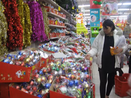 Ngây đến siêu thị lớn như Big C cũng thưa vắng khách.
