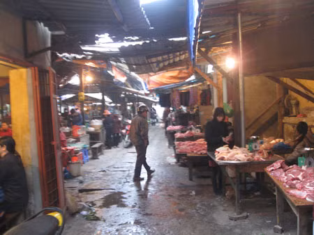 Các thực phẩm đều không tăng giá nhưng khách vắng nên các chủ hàng đều co ro trong cái lạnh.