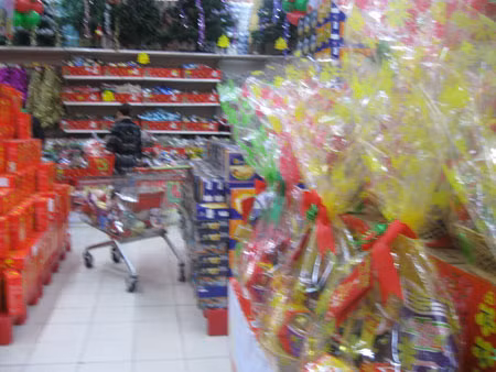 Hơn 10h sáng, khu hàng quà Tết hầu như không có khách.