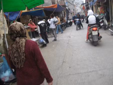 Trong thời tiết giá lạnh và khá u ám, không khí vắng vẻ đã bao trùm lên các chợ ở Hà Nội ngay từ buổi sáng nay.