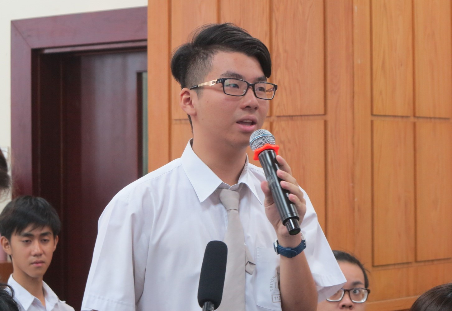 Việc thầy cô cứ dùng những từ ngữ nặng xúc phạm học sinh rất dễ làm các em tổn thương. Vì thế, các em học sinh rất mong, thầy cô hãy nhẹ nhàng với học trò trong lớp học - Ảnh: T.A