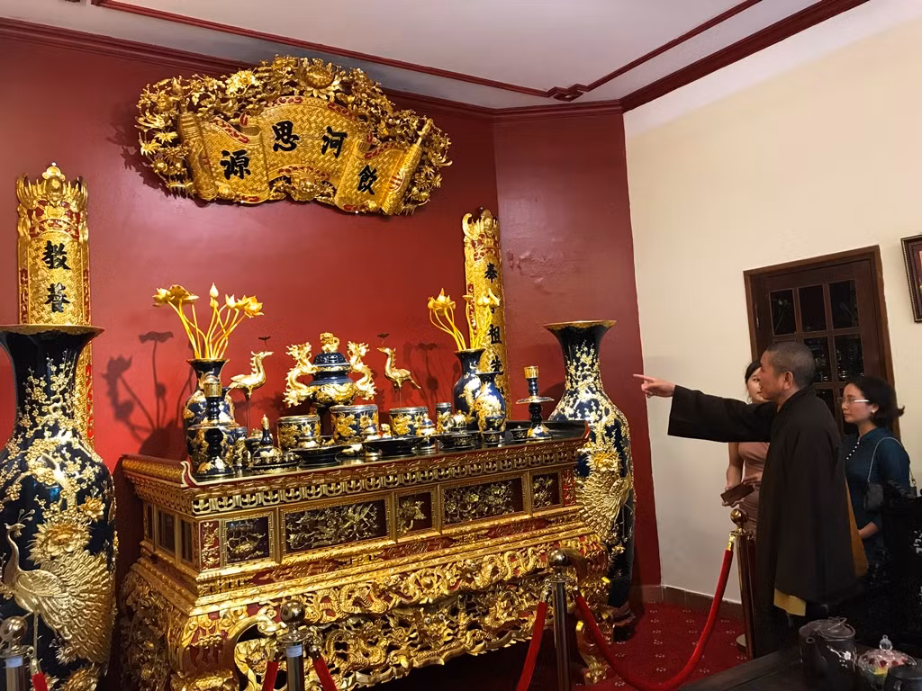 Bộ sưu tập được hoàn thành khá nhiều du khách đến thăm quan và tìm hiểu về dòng gốm men rạn cổ kết hợp với vàng ròng. Ảnh: Trung Kiên.