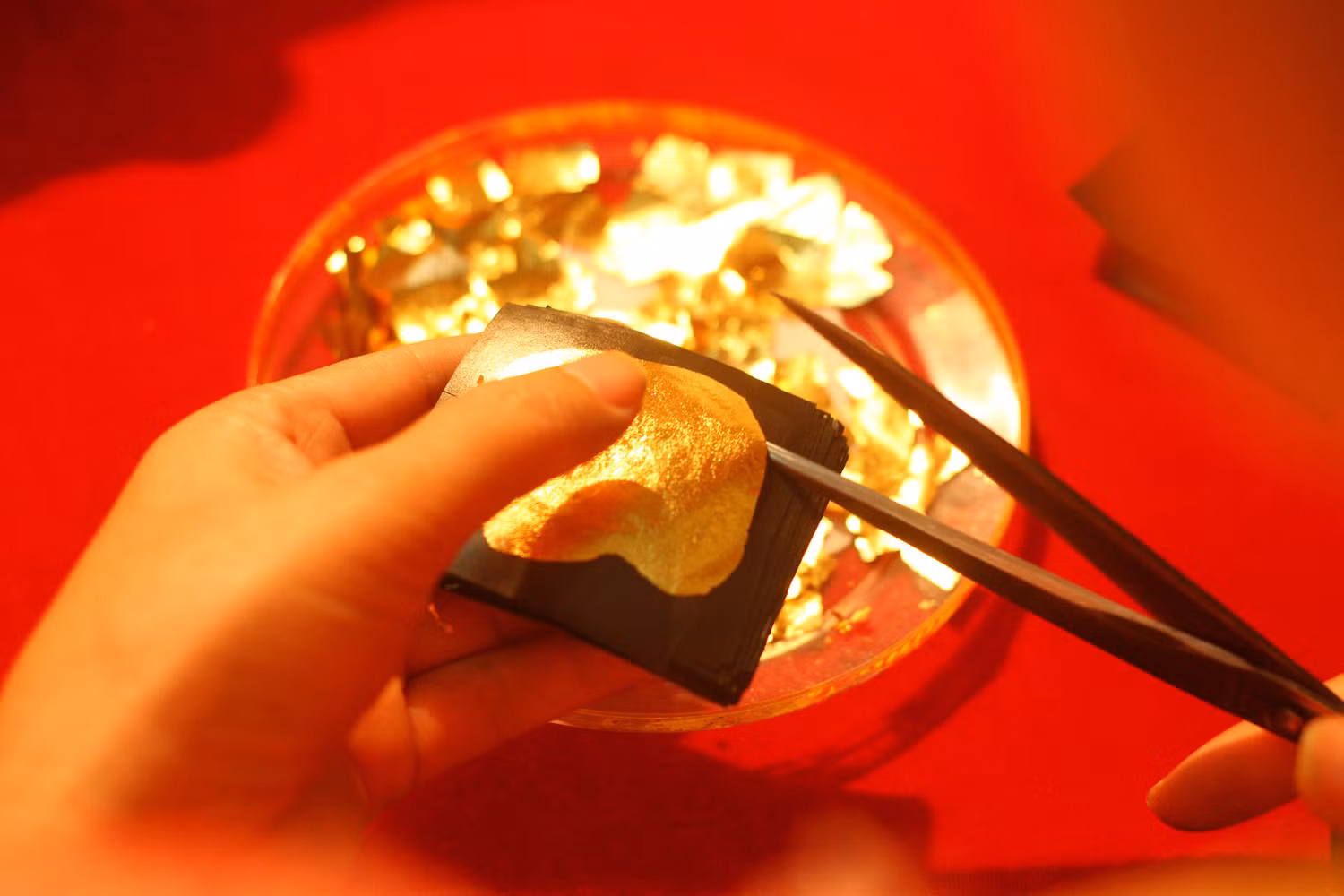 Một chỉ vàng sẽ được các nhân dát mỏng bằng 900 nhát búa trước khi kết hợp với gốm tạo ra sản phẩm gốm dát vàng độc đáo. Ảnh: Trung Kiên