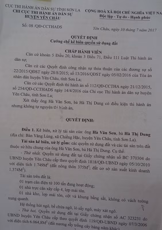 Quyết định cưỡng chế kê biên tài sản của Chi cục Thi hành án dân sự huyện Yên Châu gửi đến gia đình ông Hà Văn Sơn. Ảnh Trần Việt.