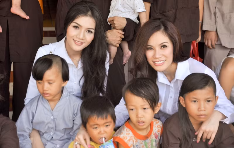 Khi nghe đạo diễn hình ảnh Vô Thường kể về những khó khăn của 100 nhỏ ở chùa Từ Ân, Victoria Nguyễn đã rủ ngay Thuý Nga, Như Ý, thực hiện chuyến đi thăm các em.