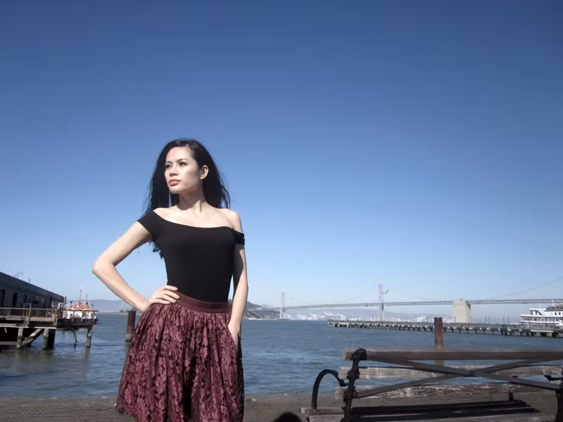 Victoria Phương Nguyễn gốc Hà Nội, hiện đang định cư tại bang Cali Fornia (Mỹ). Từ khi đội trên đầu chiếc vương miện Hoa hậu Châu Á tại Mỹ năm 2012 (Cuộc thi mà Jennifer Phạm đăng quang vào năm 2006), cuộc sống của Victoria Phương Nguyễn đã có nhiều thay đổi. Cô luôn bận rộn với những những cuộc phỏng vấn của báo chí và truyền hình, các cuộc gặp gỡ, tiếp xúc, dự tiệc chiêu đãi và chuyến đi từ thiện tại Mỹ. Vừa qua, cô gái có nụ cười đôn hậu này đã thực hiện một buổi chụp ảnh tại thành phố biển xinh đẹp San Francisco. Victoria Phương Nguyễn gốc Hà Nội, hiện đang định cư tại bang Cali Fornia (Mỹ). Từ khi đội trên đầu chiếc vương miện Hoa hậu Châu Á tại Mỹ năm 2012 (Cuộc thi mà Jennifer Phạm đăng quang vào năm 2006), cuộc sống của Victoria Phương Nguyễn đã có nhiều thay đổi. Cô luôn bận rộn với những những cuộc phỏng vấn của báo chí và truyền hình, các cuộc gặp gỡ, tiếp xúc, dự tiệc chiêu đãi và chuyến đi từ thiện tại Mỹ. Vừa qua, cô gái có nụ cười đôn hậu này đã thực hiện một buổi chụp ảnh tại thành phố biển xinh đẹp San Francisco.