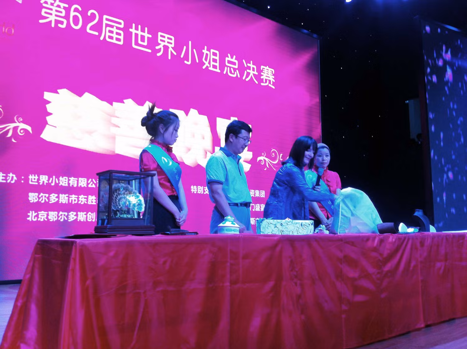 Trong đêm tiệc từ thiện tại cuộc thi HHTG năm 2012 vào tối qua (14/8), chiếc tù và của Hoàng My đã được bán với giá 100.000 Nhân dân tệ.